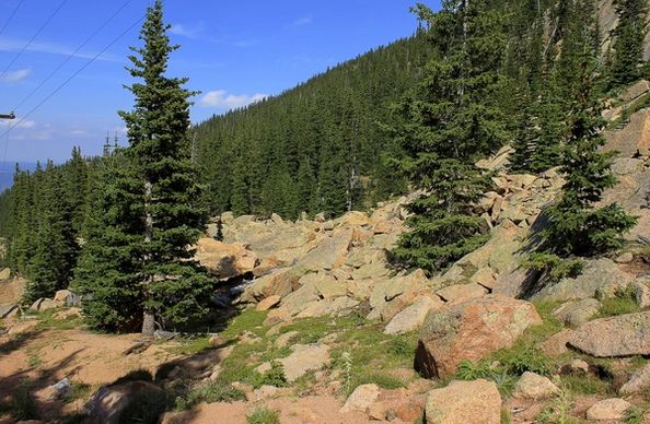 landscape of the mountainside at pikes peak colorado