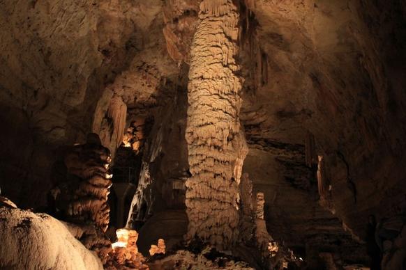 large column at natural bridge caverns texas