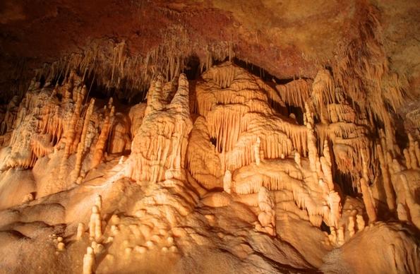 large groups of formations in natural bridge caverns texas