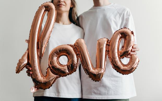 love picture couple holding balloon posing