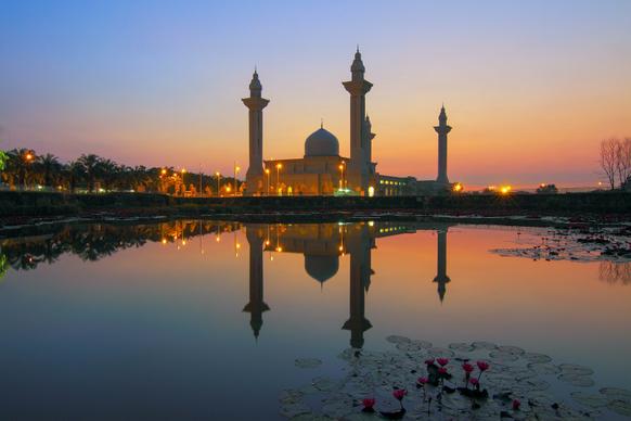 malaysia scenery picture reflection temple dark twilight 