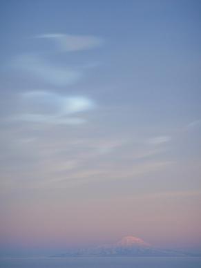 nacreous clouds over mt discovery