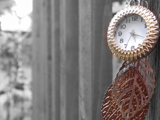 necklace fence clock