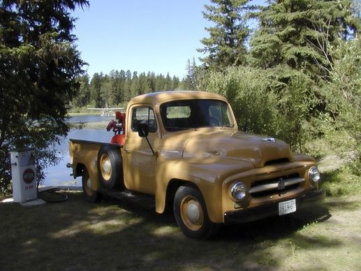 oldtimer yellow truck