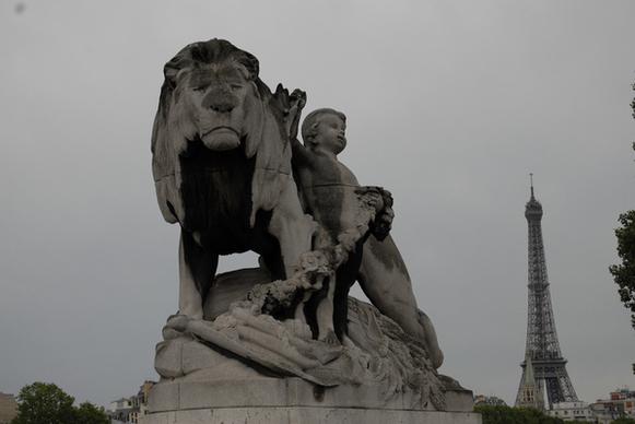 paris lion and child statue