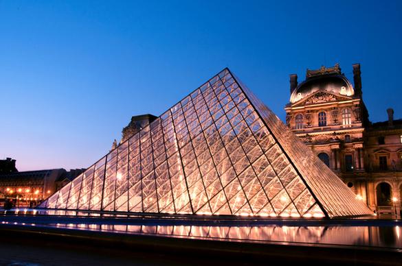 paris the louvre pyramid at dusk