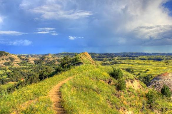 path at the top of the hill at theodore roosevelt national park north dakota