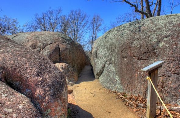 path between the rocks at elephant rocks state park