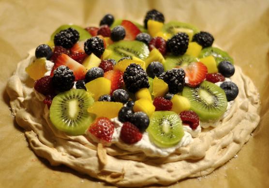 pavlova with fruit