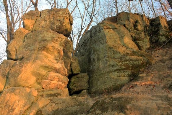 rock structure at pikes peak state park iowa