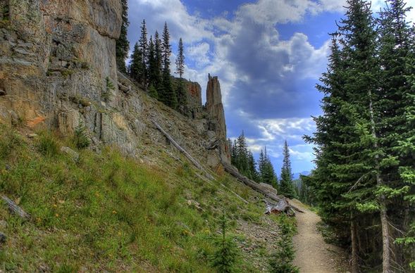 scenic hiking route at rocky mountains national park colorado