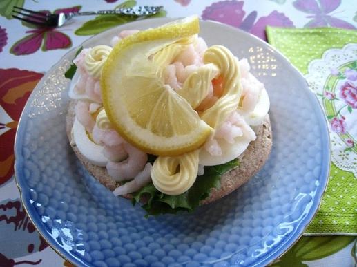 shrimp sandwich bread lemon