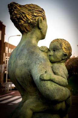 statue mother with child