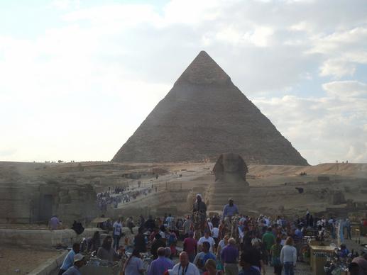 the sphinx and the great pyramid at giza