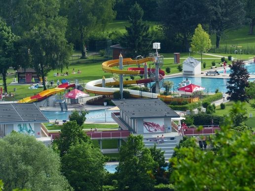 water slide leisure pool water park
