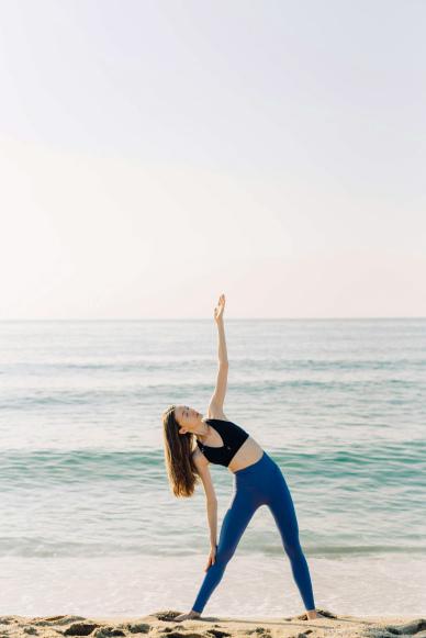 yoga pratice picture elegant sea scene beautiful lady