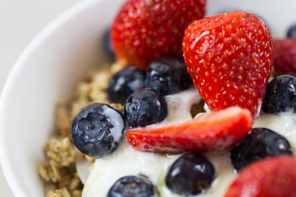 yogurt fruit granola